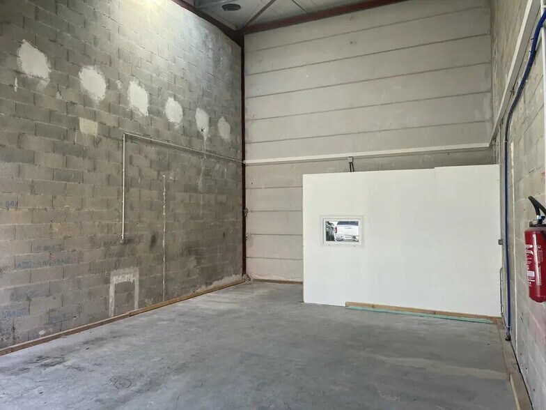 Flex in Aubagne for lease - Interior Photo - Image 2 of 5