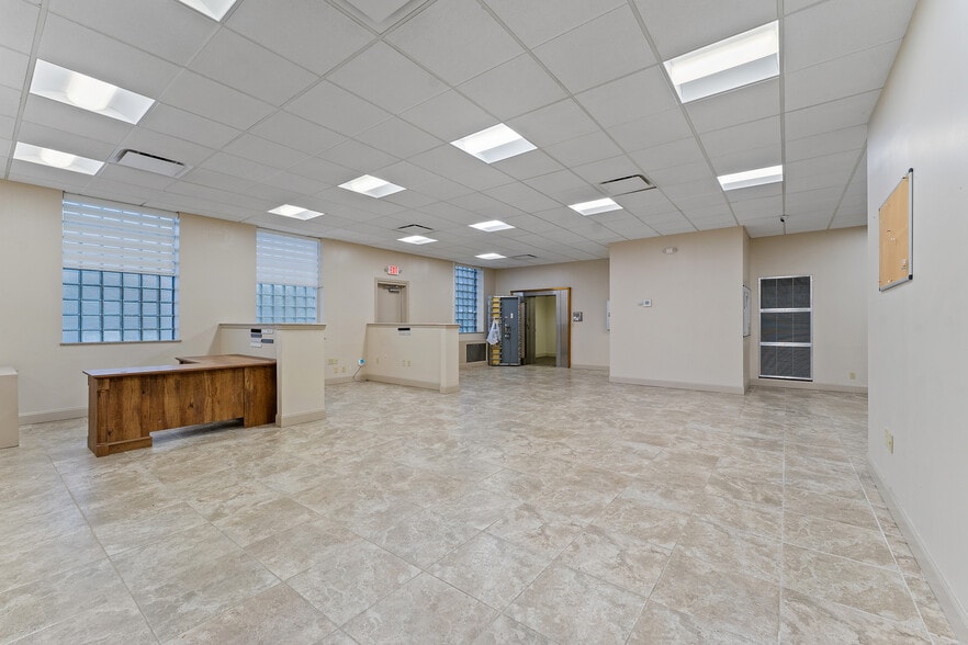 403 Tenney Ave, Campbell, OH for sale - Interior Photo - Image 2 of 25