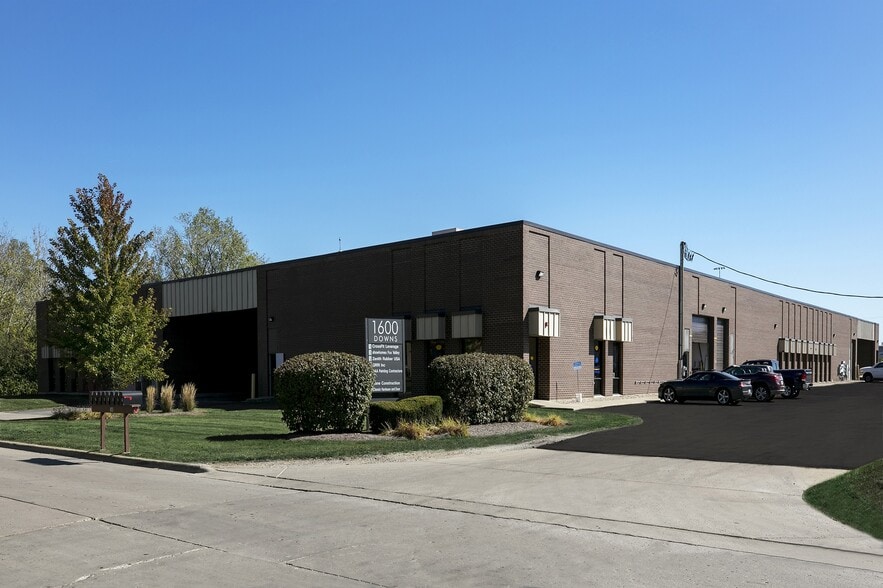 1600 Downs Dr, West Chicago, IL à louer - Photo du bâtiment - Image 1 de 2