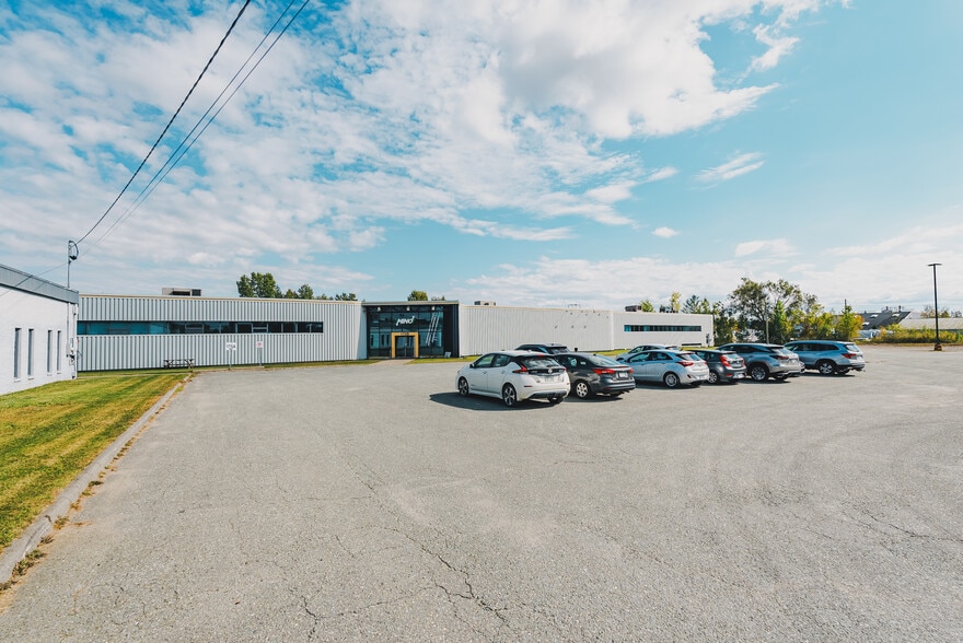 175 Rue Péladeau, Magog, QC à louer - Photo du bâtiment - Image 3 de 10