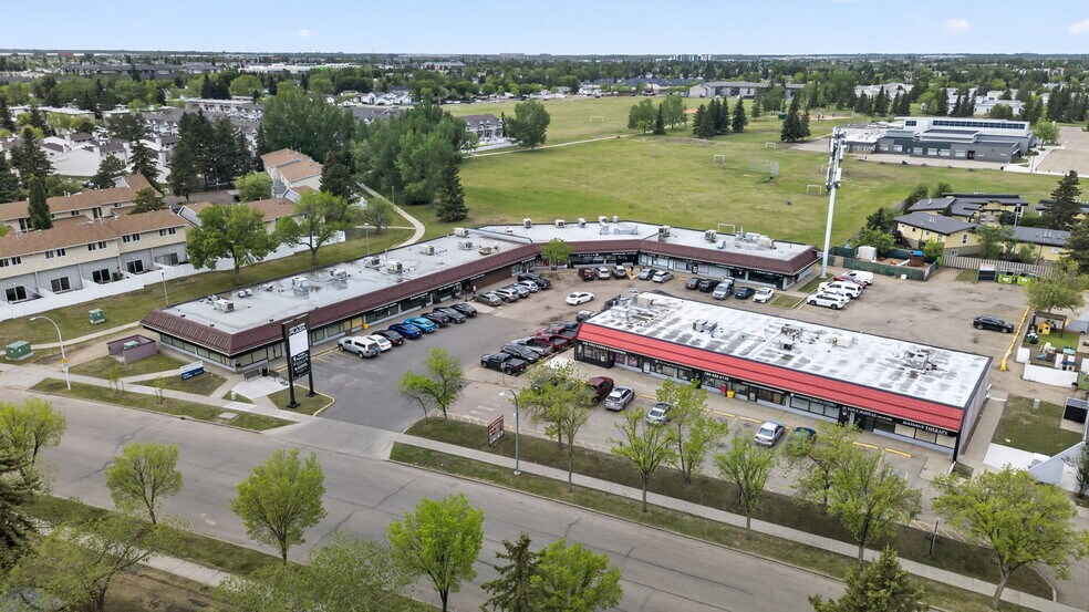 11868 145 Av NW, Edmonton, AB à louer - Photo du bâtiment - Image 1 de 8