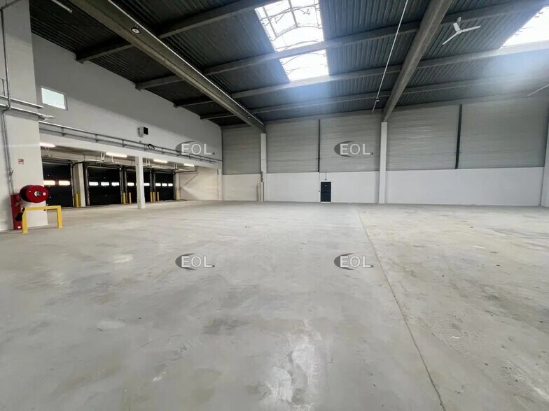 Industrial in Le Blanc-Mesnil for lease - Building Photo - Image 2 of 4