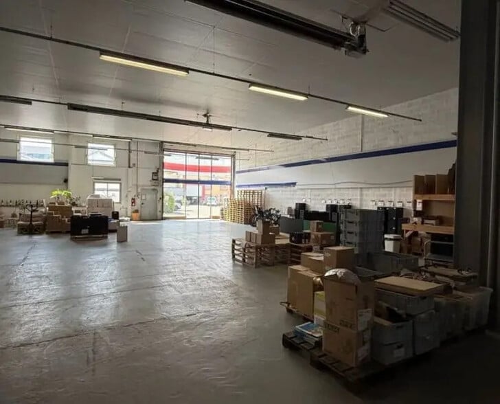 Office in Lyon for lease - Building Photo - Image 2 of 9