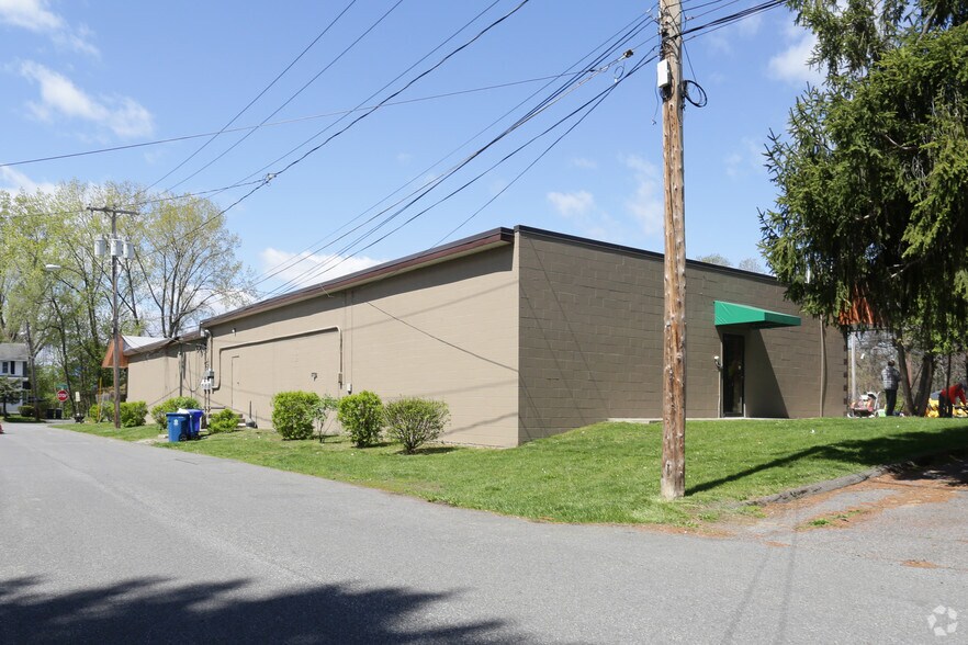38-40 Fuller Rd, Colonie, NY à louer - Photo du bâtiment - Image 2 de 9
