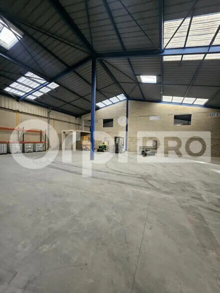 Flex in Tinqueux for lease - Interior Photo - Image 1 of 6