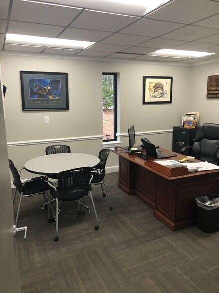 8201 Brownleigh Dr, Raleigh, NC à louer - Photo du bâtiment - Image 2 de 8