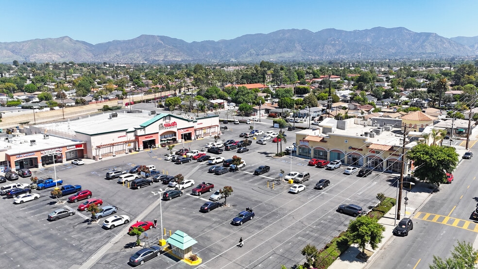 14701-14729 Rinaldi St, San Fernando, CA for lease - Building Photo - Image 2 of 15