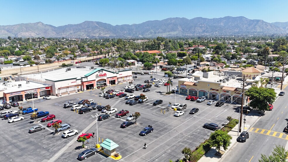 14701-14729 Rinaldi St, San Fernando, CA à louer - Photo du bâtiment - Image 2 de 15