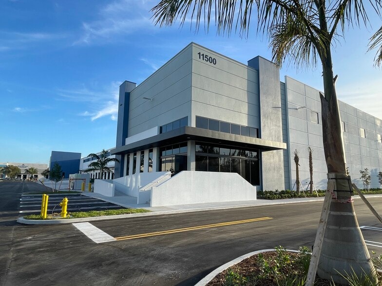 11550 NW 124th St, Medley, FL à louer - Photo du bâtiment - Image 2 de 15