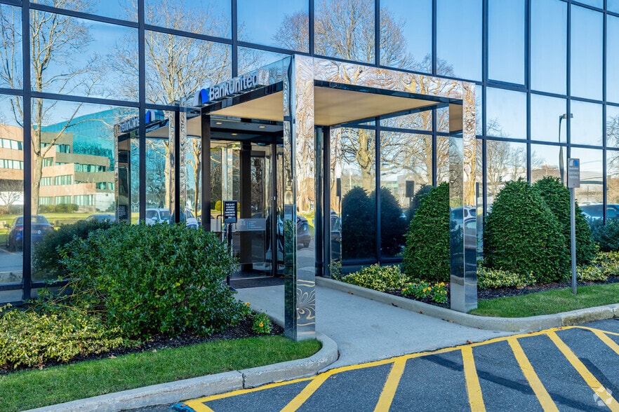 445 Broadhollow Rd, Melville, NY à louer - Photo du bâtiment - Image 3 de 9