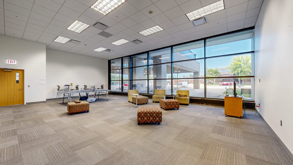 111 W State St, Mason City, IA for lease - Interior Photo - Image 2 of 12