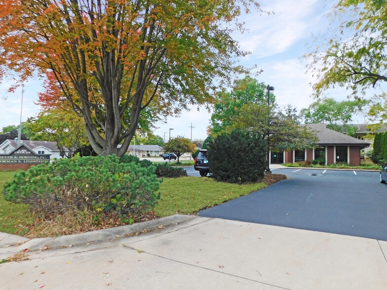 3400 N Rockton Ave, Rockford, IL for lease - Building Photo - Image 2 of 43