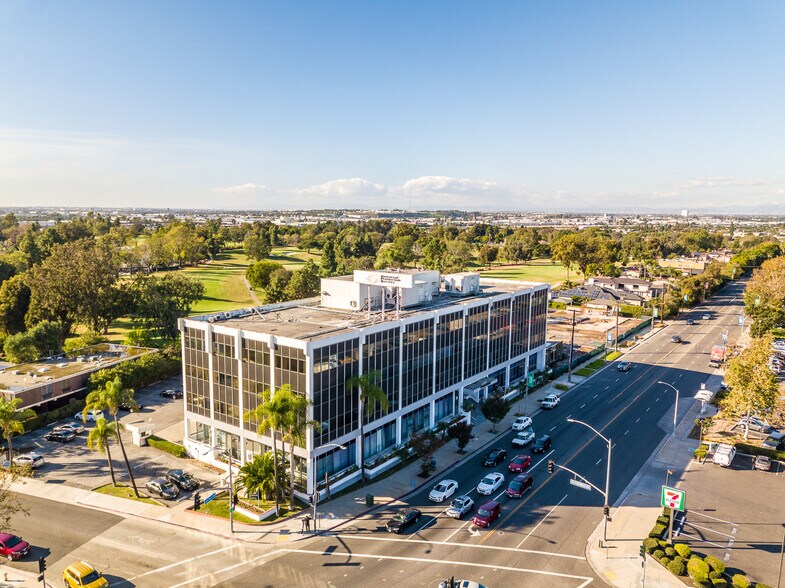 4201 N Long Beach Blvd, Long Beach, CA à louer - Photo du bâtiment - Image 3 de 8