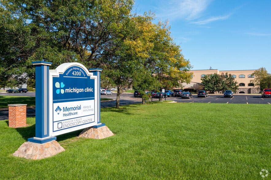 4200 Fashion Square Blvd, Saginaw, MI for lease - Building Photo - Image 3 of 7