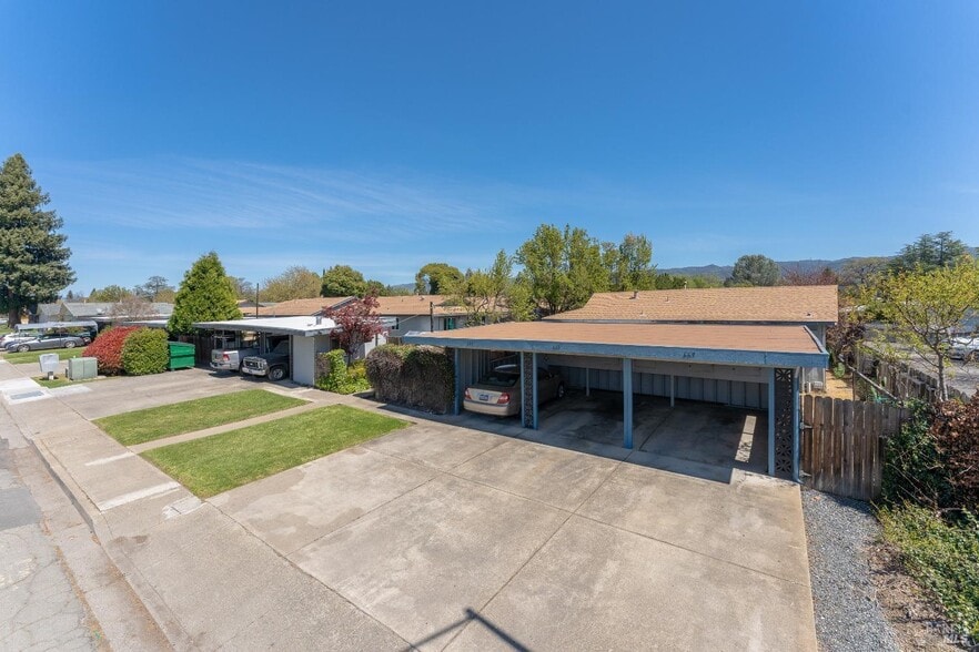649 Leslie St, Ukiah, CA à vendre - Photo du bâtiment - Image 2 de 37