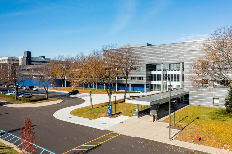 26555 Northwestern Hwy, Southfield, MI for lease - Building Photo - Image 1 of 8