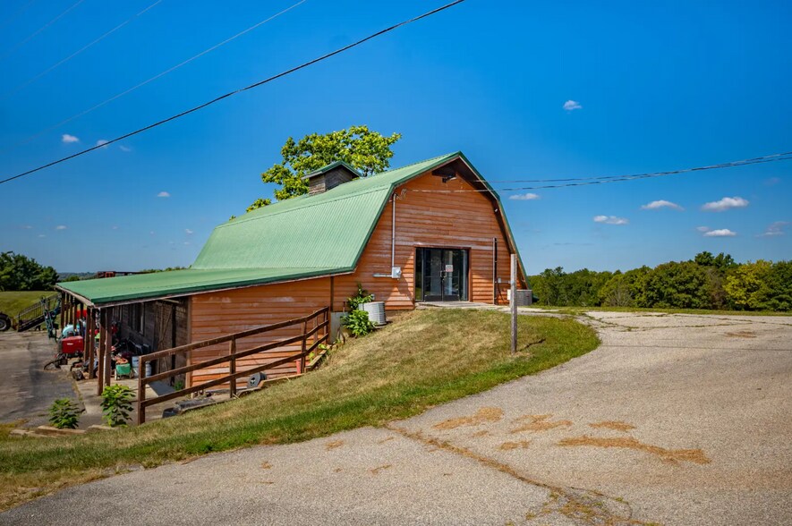 245 Tanglewood Ct, Taylorsville, KY à vendre - Photo du bâtiment - Image 2 de 48