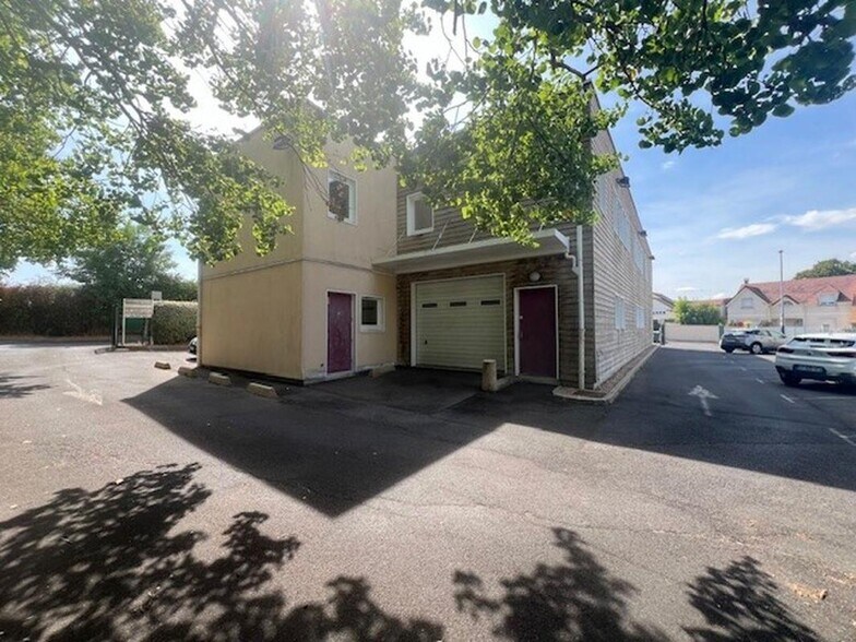 Flex in Gometz Le Chatel for sale - Building Photo - Image 1 of 9