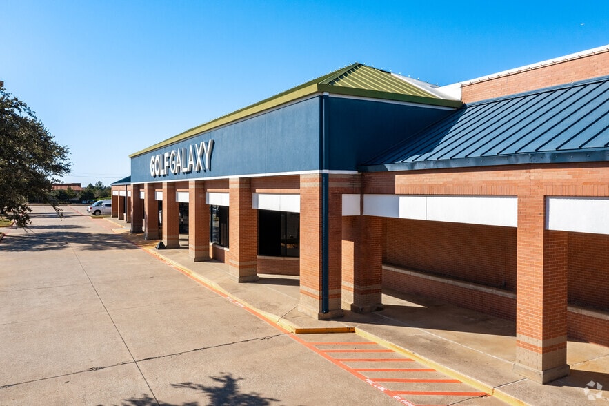 2100 W Northwest Hwy, Grapevine, TX à louer - Photo du bâtiment - Image 3 de 10