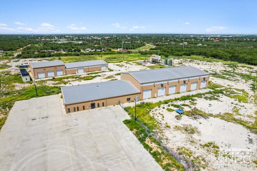 2459 FM 190, Asherton, TX à louer - Photo du bâtiment - Image 2 de 11