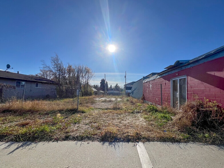 Building and Vacant Lot in Stony Plain portfolio of 2 properties for sale on LoopNet.ca - Building Photo - Image 2 of 4