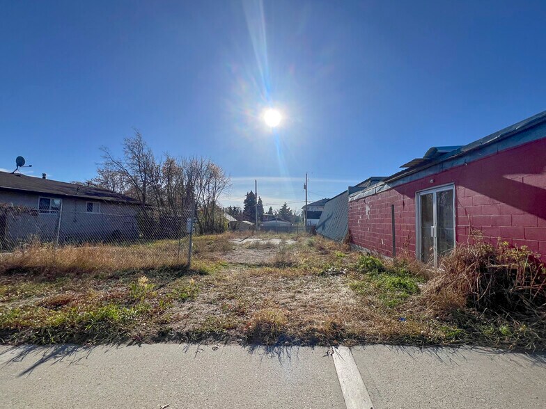 Building and Vacant Lot in Stony Plain portefeuille de 2 propriétés à vendre sur LoopNet.ca - Photo du bâtiment - Image 2 de 4