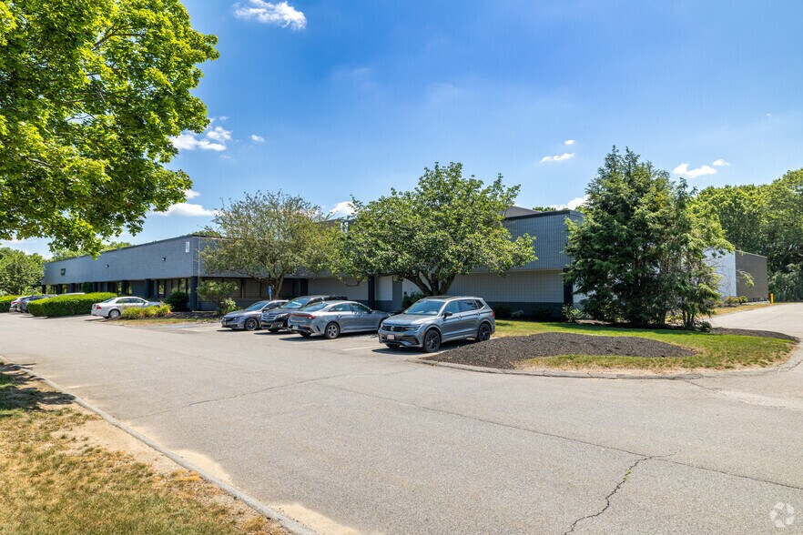 10 Commerce Way, Norton, MA à louer - Photo du bâtiment - Image 1 de 8