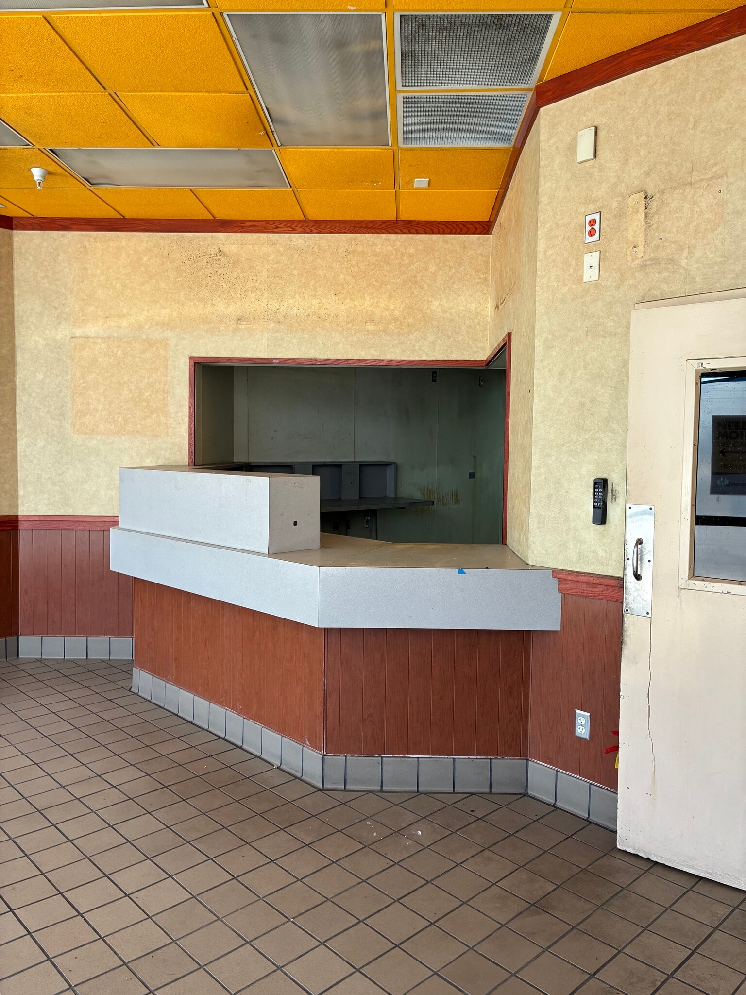 16055 Foothill Blvd, Fontana, CA for lease Interior Photo- Image 1 of 9