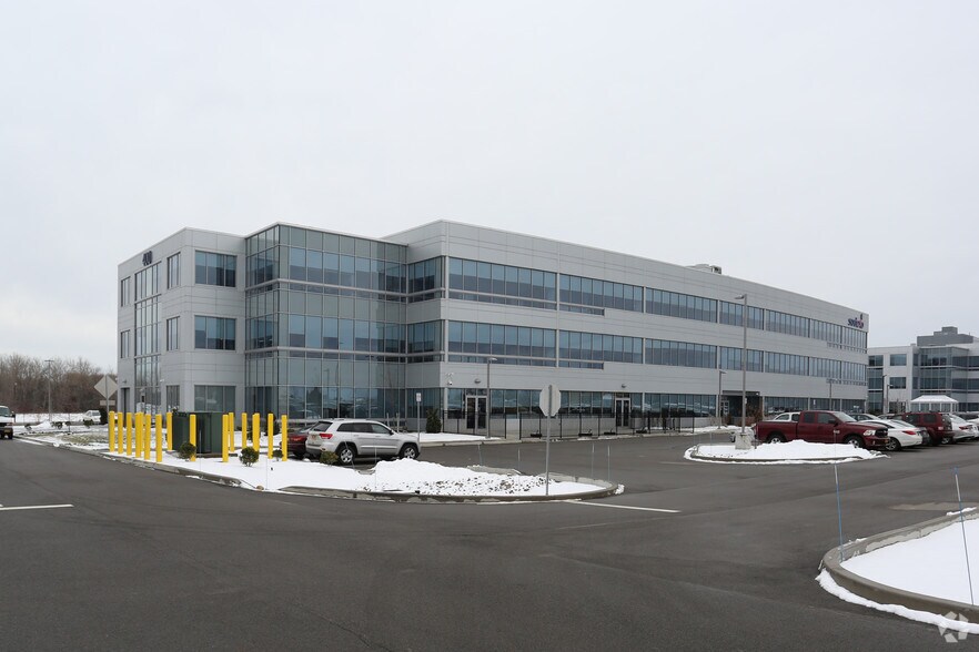 400 Airborne Pky, Buffalo, NY à louer - Photo du bâtiment - Image 3 de 29