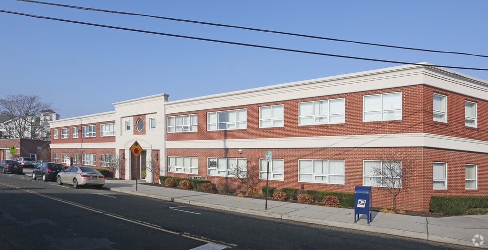 31 Oak St, Patchogue, NY for lease - Building Photo - Image 3 of 6