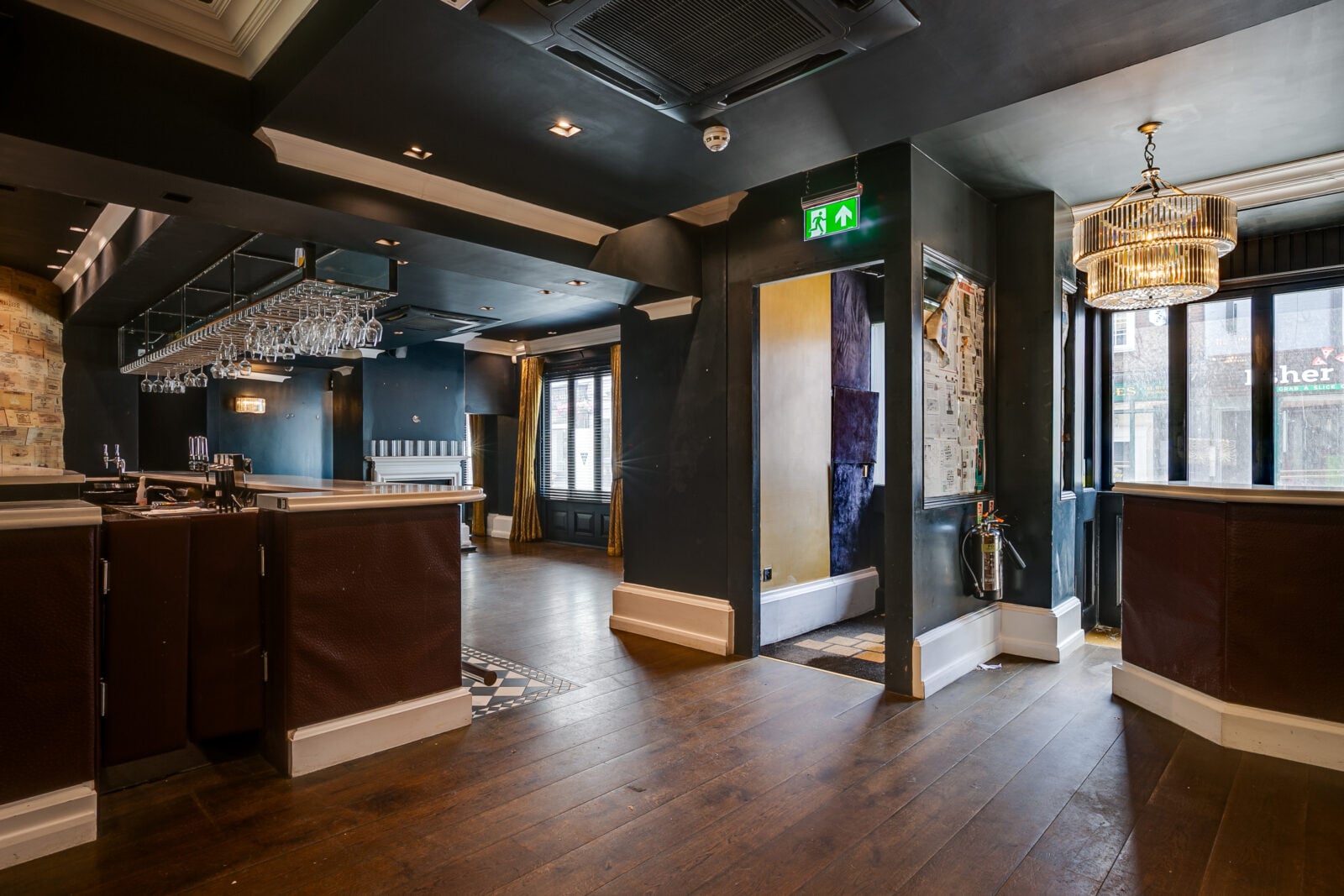 2 Church St, Esher à vendre Photo intérieure- Image 1 de 3