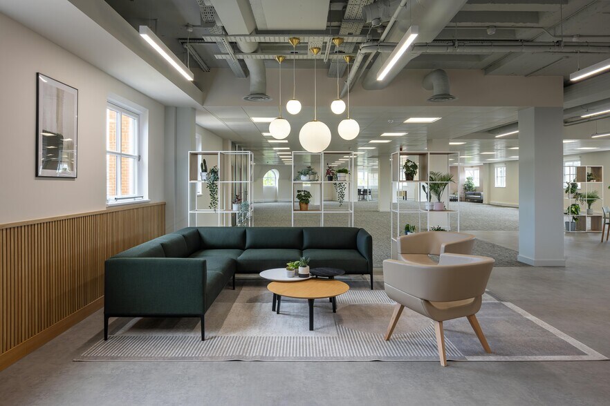 2 Vine St, Uxbridge for lease - Building Photo - Image 3 of 5