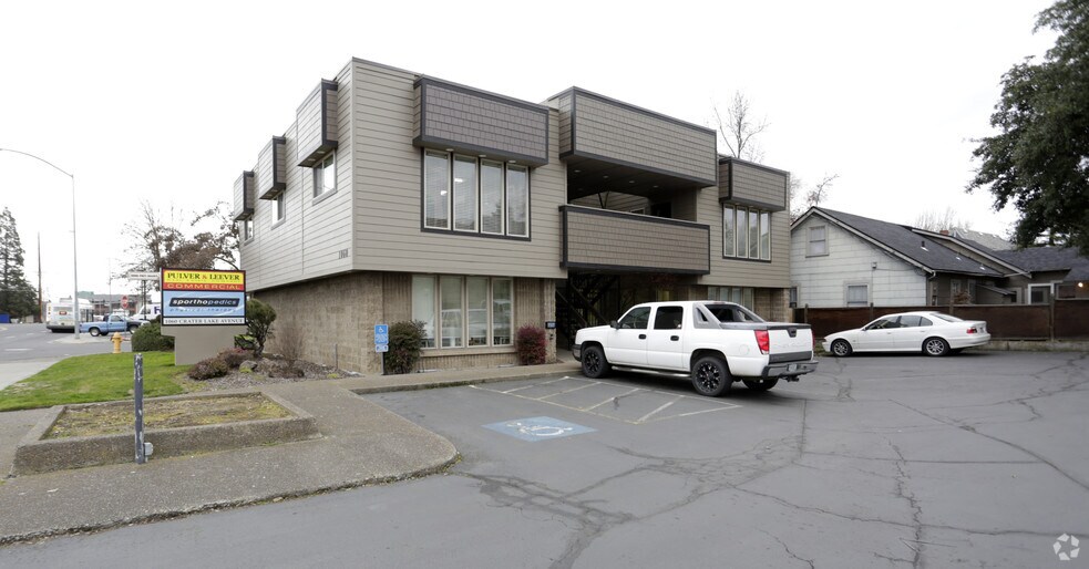 1060 Crater Lake Ave, Medford, OR for lease - Primary Photo - Image 1 of 3