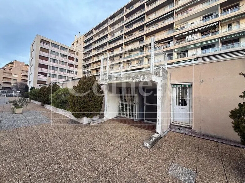 Office in Marseille for lease - Building Photo - Image 1 of 5