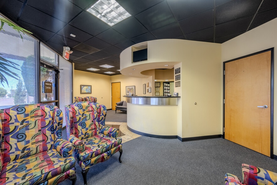 1570 S Rainbow Blvd, Las Vegas, NV for lease - Lobby - Image 3 of 34