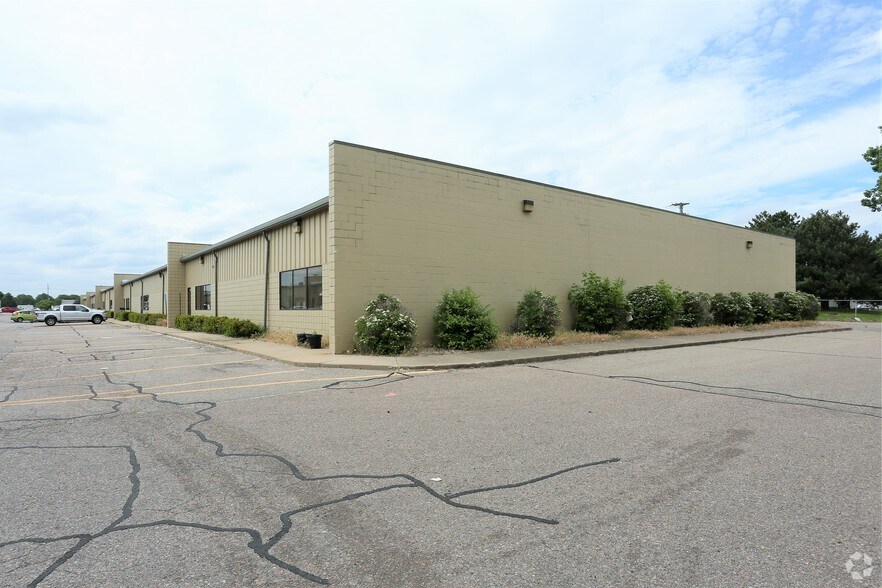 35500-35580 Mound Rd, Sterling Heights, MI à louer - Photo du bâtiment - Image 3 de 5