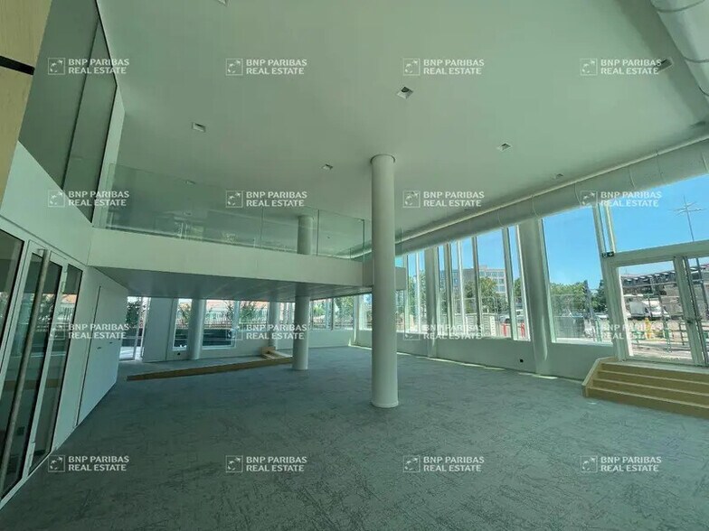 Office in Lyon for lease - Building Photo - Image 3 of 26
