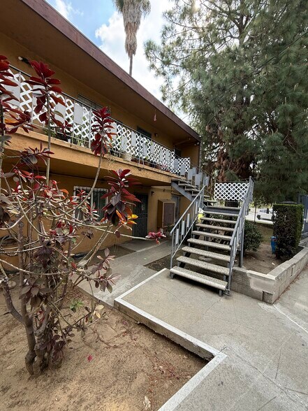 281 S Avenue 52, Los Angeles, CA à vendre - Photo du bâtiment - Image 3 de 16