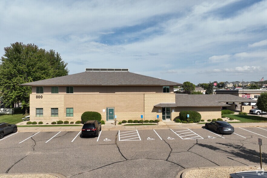 800 Freeport Ave N, Elk River, MN à louer - Photo du bâtiment - Image 2 de 3