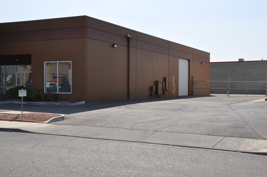 5455 Desert Point Dr, Las Vegas, NV à vendre - Photo du bâtiment - Image 3 de 10