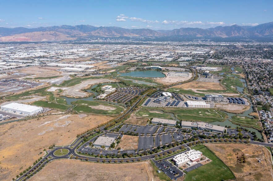 Parkway Center Office Campus portefeuille de 3 propriétés à vendre sur LoopNet.ca - Photo du bâtiment - Image 3 de 6