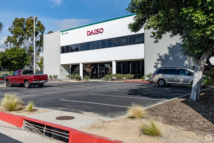 16400 Trojan Way, La Mirada, CA à louer - Photo du bâtiment - Image 2 de 5