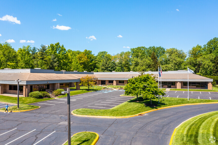 700 Business Center Dr, Horsham, PA à louer - Photo du bâtiment - Image 1 de 4