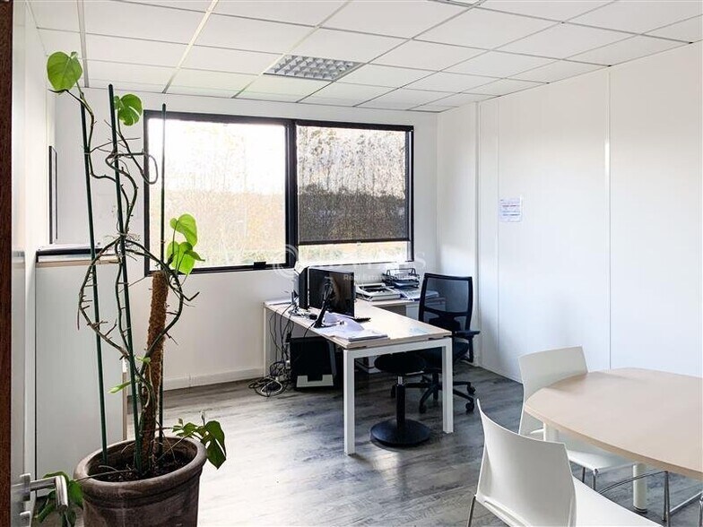 Office in Saint-Thibault-des-Vignes for lease - Building Photo - Image 2 of 8