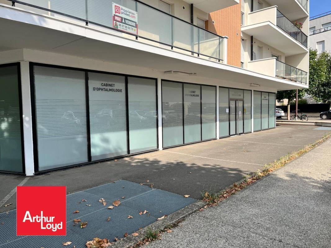 Retail in Lucé for lease Building Photo- Image 1 of 6