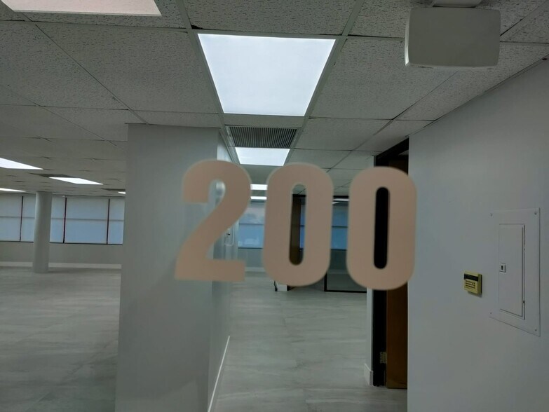 1799 W Oakland Park Blvd, Oakland Park, FL for lease - Interior Photo - Image 3 of 15