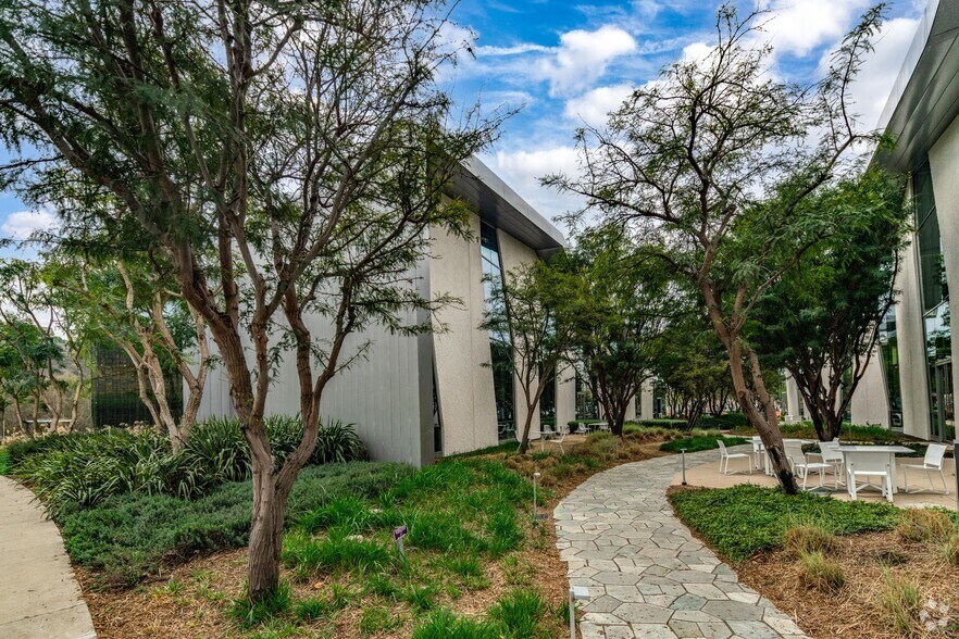 12015 W Bluff Creek Dr, Playa Vista, CA à louer - Photo du bâtiment - Image 1 de 5