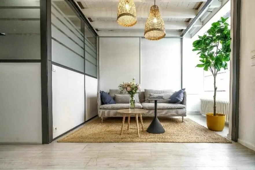 Office in Lyon for lease - Building Photo - Image 1 of 11