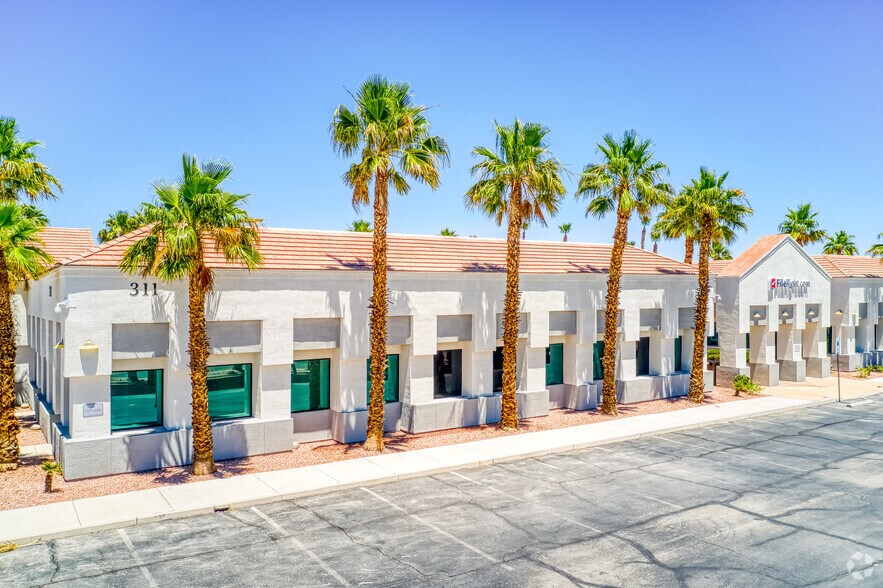 311 N Pecos Rd, Henderson, NV à louer - Photo du bâtiment - Image 2 de 17