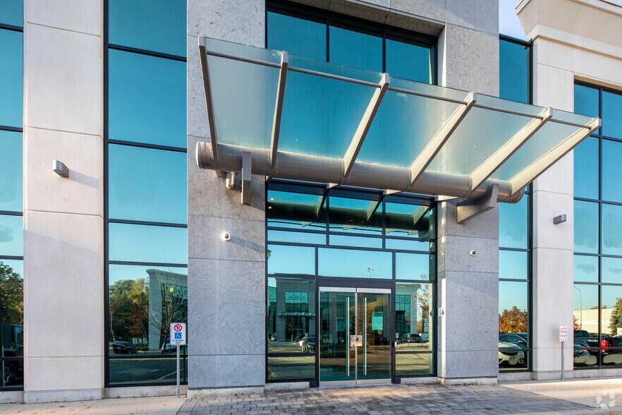 1300 Cornwall Rd, Oakville, ON à louer - Photo du bâtiment - Image 3 de 5